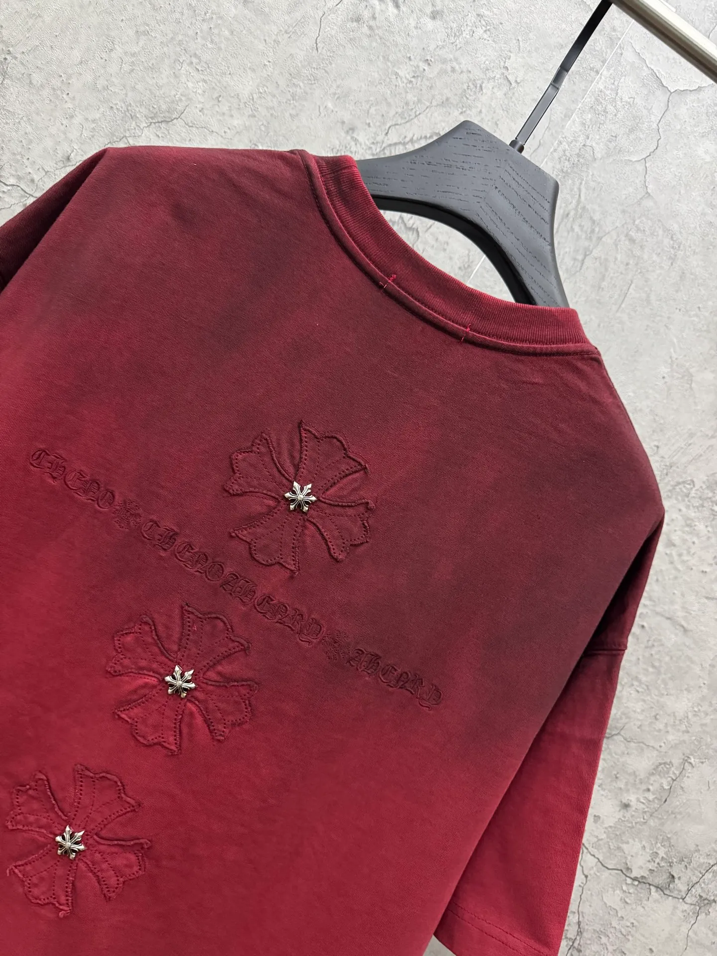 P230 top version, real shot without P, ​​different from market currency) 𝗖𝗵𝗿𝗼𝗺𝗲 𝗛𝗲𝗮𝗿𝘁𝘀/Croxin 2026 spring new original single counter American washed patch embroidered couple short sleeves 👑The highest version! Customized fabric 320 grams, washed and fried, spray horse slip craft, best-selling model at the counter, very comfortable to wear. Accessories: original molded and authenticated collar label ➕ 100% silk wash label. Genuine purchase-grade original hangtag➕matching hanging rope➕3D hanging beads➕original packaging bag. Craftsmanship: The original version has consistent wiring! The highest version of the armhole matching technique! Color: Burgundy Black Size: S M L XL Style No.: 6607